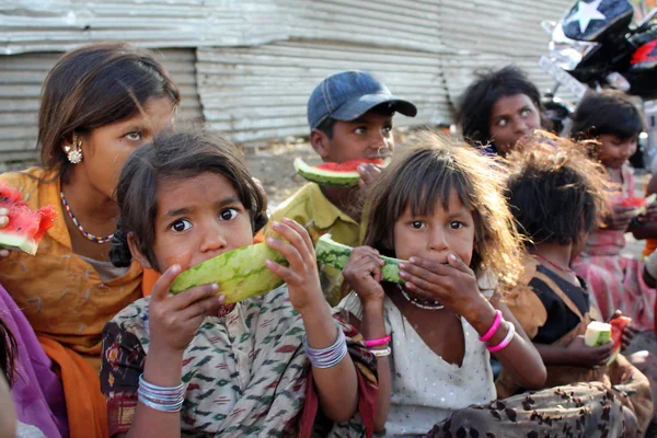 Una Pobre Chica India Comiendo Una Sandía Junto Con Otra —  Fotos de Stock