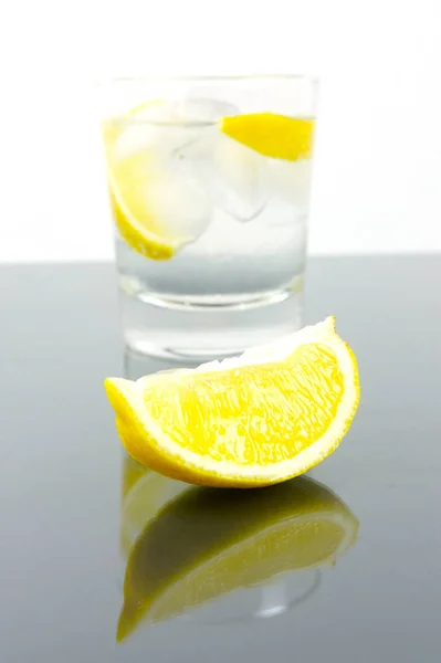 レモンのくさびを持つ氷水 — ストック写真