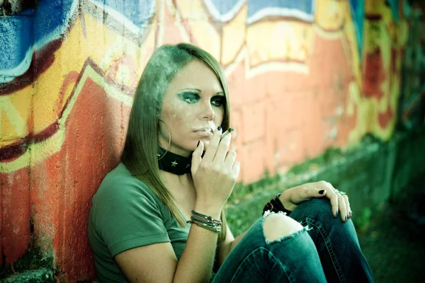 Retrato Uma Jovem Mulher Fumando Uma Articulação Espaço Cópia — Fotografia de Stock