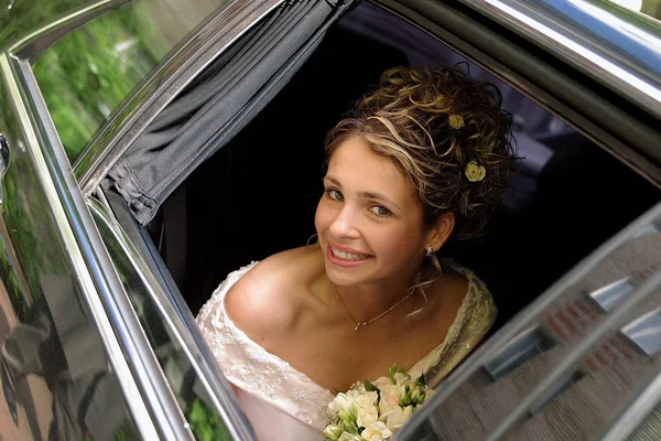 Novia Sonriente Blanco Día Boda Celebración Ramo — Foto de Stock