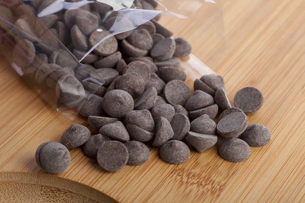 Choklad Chips Rinner Från Plastpåse Skärbräda — Stockfoto