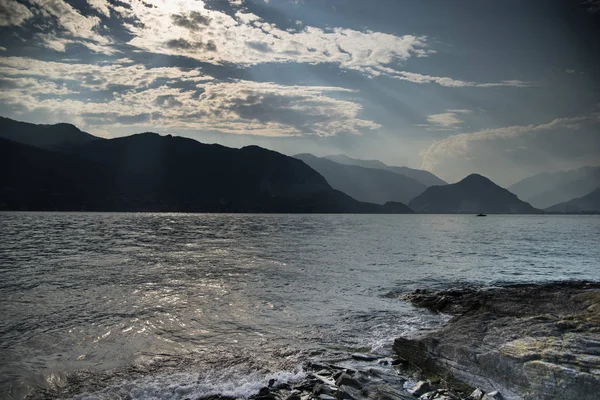 Yaz Tatili Sırasında Kuzey Talya Bir Göl Kenarında Romantik Günbatımı — Stok fotoğraf