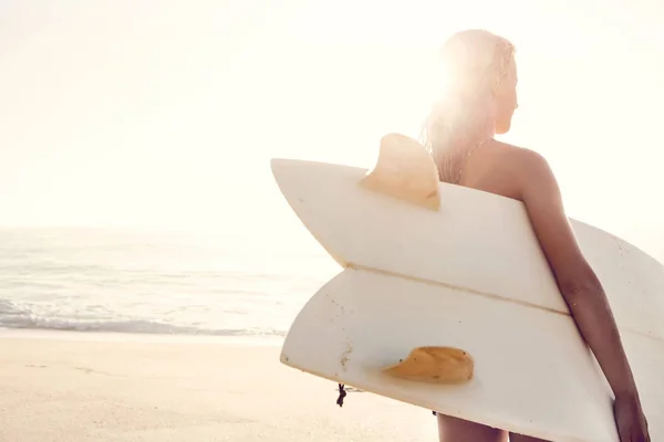 Beautiful Young Woman Holding Her Surfboard Day Surf — Stock Photo, Image