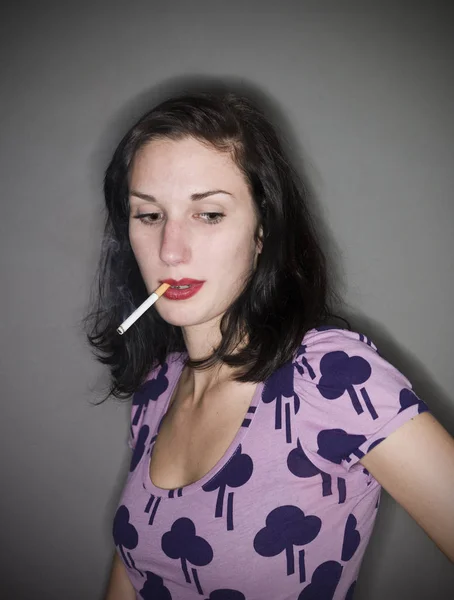 吸烟妇女的特写镜头 — 图库照片