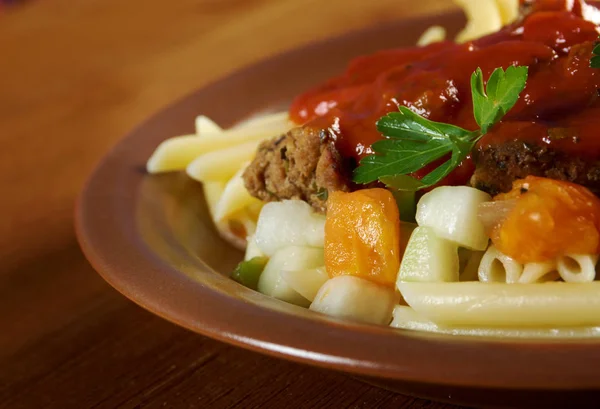 Pasta Con Salsa Pomodoro Manzo Sul Tavolo Legno — Foto Stock