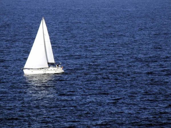 穏やかな青い海に沿って旅行する帆船 — ストック写真