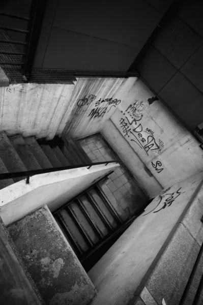 Grafiti Ile Siyah Beyaz Bir Merdiven — Stok fotoğraf