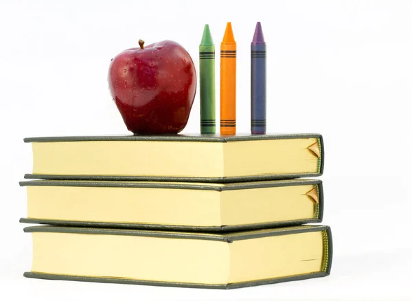 Κόκκινο Μήλο Και Μαρκαδόροι Κάθονται Τρία Σχολικά Βιβλία — Φωτογραφία Αρχείου