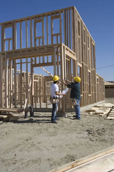 Arquitectos Construyendo Nueva Casa — Foto de Stock