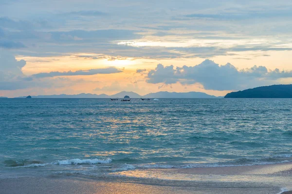 Tři Tradiční Thajské Čluny Moři Během Krásný Západ Slunce — Stock fotografie
