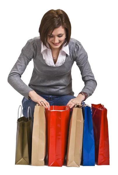 Kobieta Wybierająca Torbę Zakupy Spośród Kilku Postawionych Przed Nią — Zdjęcie stockowe
