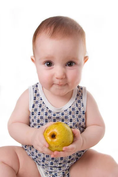 小さな男の子 便利でおいしい果物による梨の研究 — ストック写真