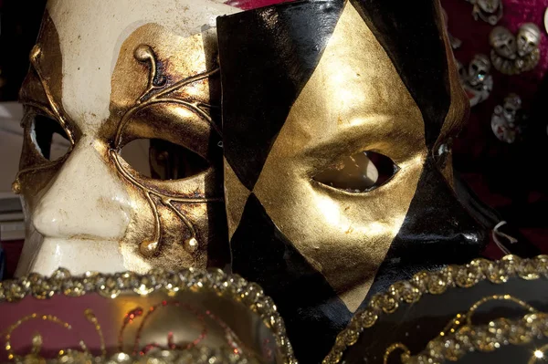 Dos Máscaras Carnaval Venecia Una Blanca Otra Negra — Foto de Stock