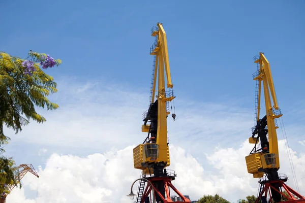 Twee Hijscyclus Kranen Hemel — Stockfoto