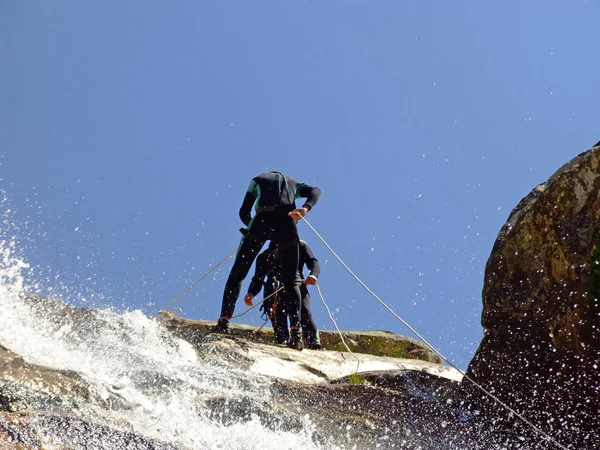 滝を降りる準備をしている男性 — ストック写真