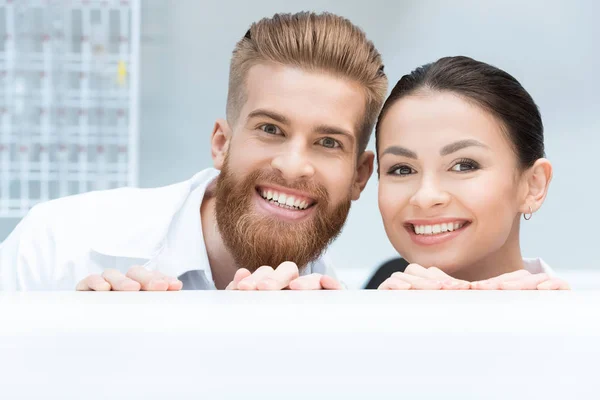 Retrato Científicos Sonrientes Mirando Detrás Mesa Laboratorio — Foto de Stock