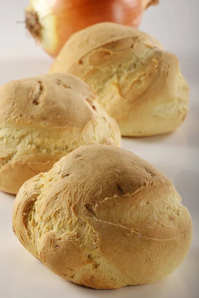 Pão Cebola Sobre Fundo Branco — Fotografia de Stock