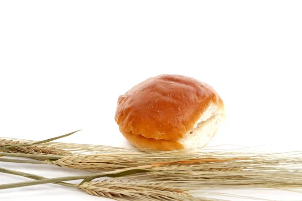 在白色背景上的谷物面包 — 图库照片