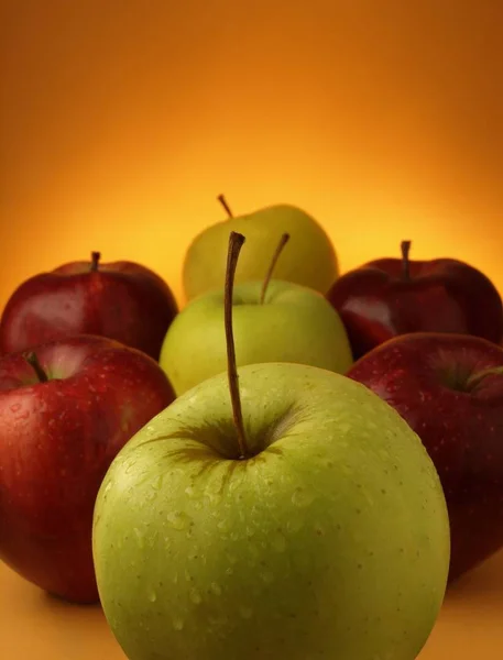 Fresh Red Green Apples Foreground — Stock Photo, Image