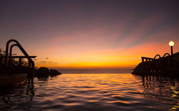 Edge Infinity Swimming Pool Overlooking Ocean Sunset — Stock Fotó