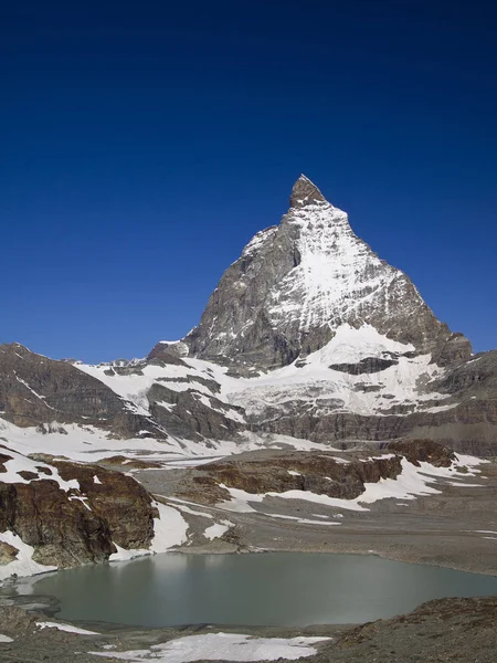 Monte Matterhorn Símbolo Suiza Uno Sus Lagos Rodeados — Foto de Stock