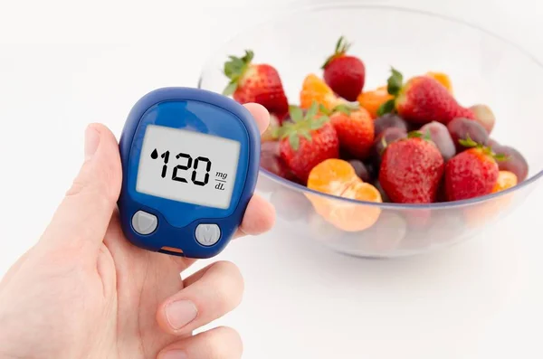 手控股米 糖尿病做血糖水平测试 在背景中的水果 — 图库照片