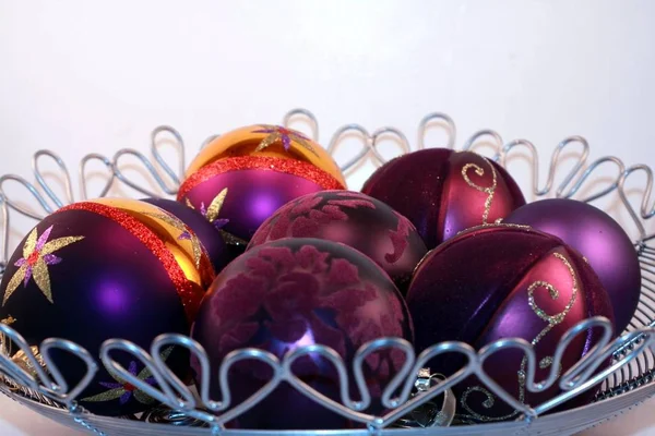 Цветные Фиолетовые Металлические Рождественские Украшения Праздники Декорации Новогодних Елок — стоковое фото