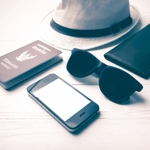 Gafas Sol Sombrero Teléfono Inteligente Pasaporte Sobre Mesa Blanca Estilo — Foto de Stock