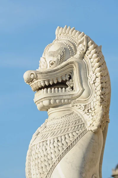 Антикварная Скульптура Льва Хранителя Перед Храмом Таиланд — стоковое фото