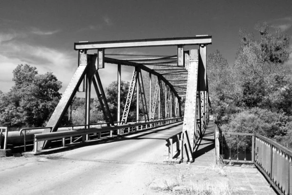 Viejo Puente Hierro Una Carretera Rural Imagen Blanco Negro — Foto de Stock