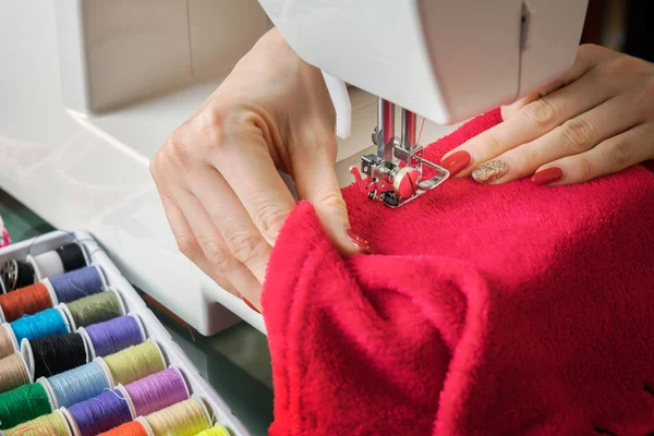 Молодая Женщина Шьет Ткань Швейной Машинке Процесс Шитья Фазе Наложения — стоковое фото