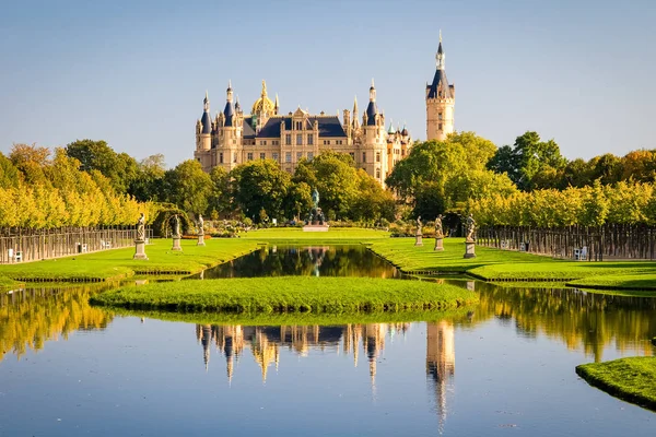 Zamek Schwerin Schweriner Schloss Odbija Się Jeziorze — Zdjęcie stockowe