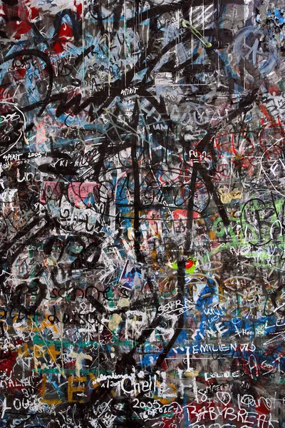 Στρώματα Και Στρώματα Των Γκράφιτι Και Την Τοποθέτηση Πινακίδων Βανδαλισμούς — Φωτογραφία Αρχείου