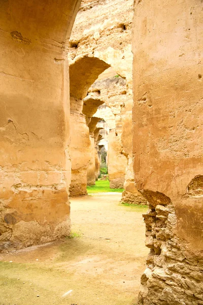 Старий Марокканський Зерносховище Зеленій Траві Стіні Арки — стокове фото