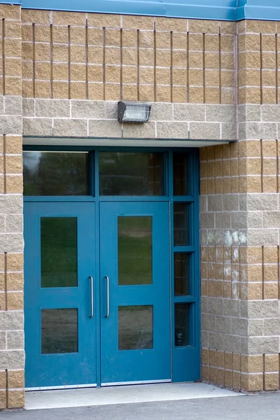 Conjunto Puertas Dobles Escuela Azul Rodeado Ladrillo Gris Marrón — Foto de Stock