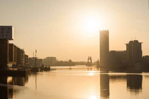 Berlin River Spree Molecule Men Treptowers Dawn — Foto de Stock