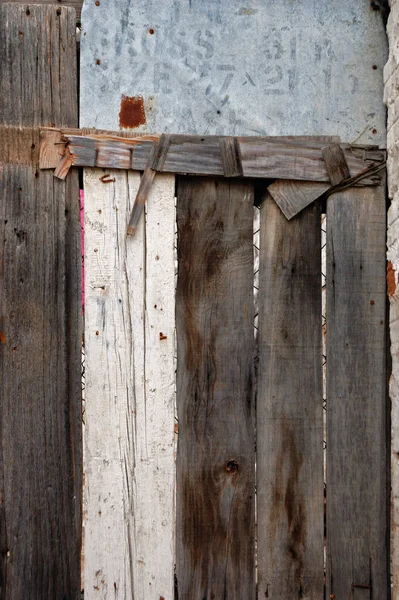 Oude Houten Schuur Deur Gemaakt Van Planken Metaalschroot Achtergrond Textuur — Stockfoto