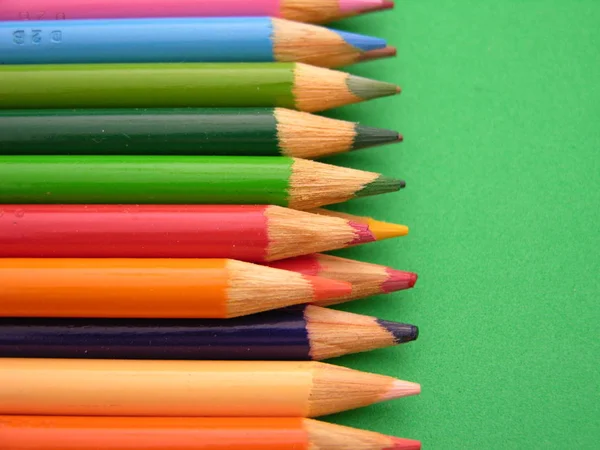 Arka Arkaya Yakın Çekimde Gösterilen Renkli Kalemler — Stok fotoğraf