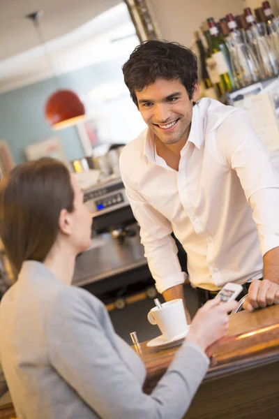 Bonito Feminino Restaurante Pub Homem Sorrindo Barman — Fotografia de Stock