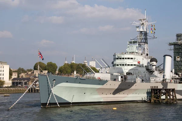 ロンドンのテムズ川の軍艦 — ストック写真