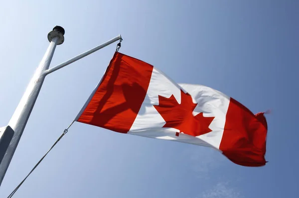 Kanadensisk Flagg Vinka Vinden Skepps Mast — Stockfoto