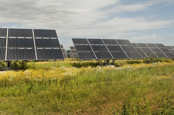 大型太阳能电池板公园 — 图库照片