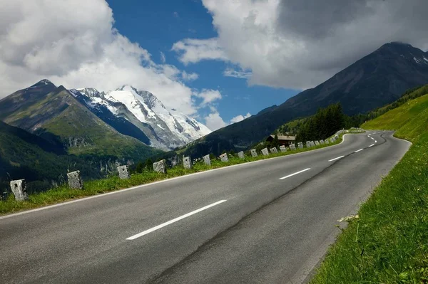 Estrada Alpina Entre Altas Montanhas — Fotografia de Stock