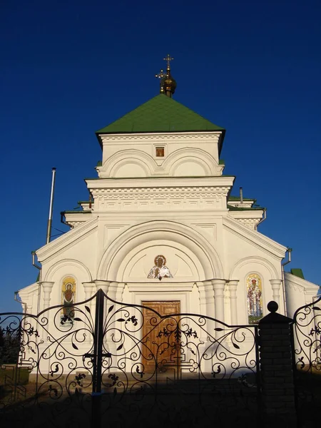 Bella Chiesa Uno Sfondo Del Cielo Blu — Foto Stock