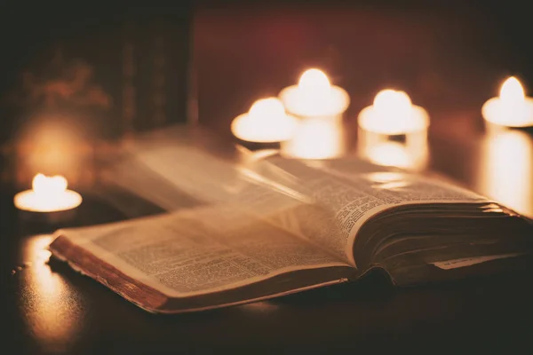 Bible Avec Des Pages Fantômes Tournant Des Bougies Arrière Plan — Photo