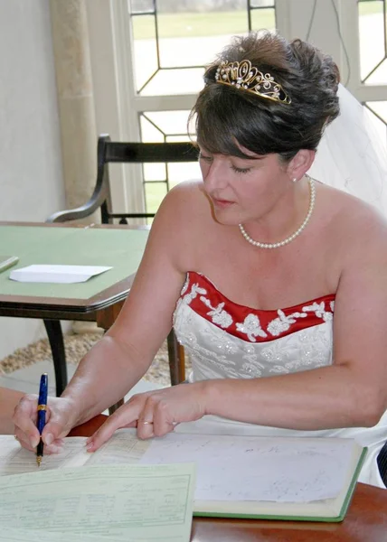 Una Novia Firmando Registro Después Boda —  Fotos de Stock