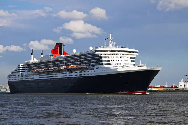 Cruise Ship Queen Mary Sailing River Leaving Port Rotterdam — Stock Photo, Image