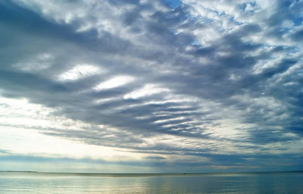 海抜日没でふわふわの雲を表示します — ストック写真