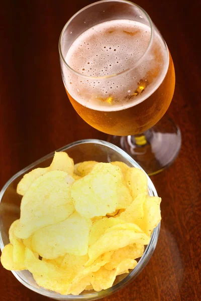 Vaso Cerveza Ligera Con Patatas Fritas Mesa — Foto de Stock