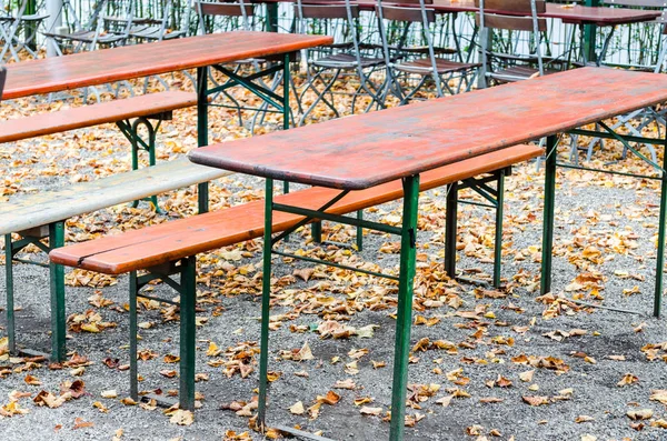 Podzimní Nálada Veřejného Pivní Zahrádce Židle Spokojená Sedáku Lavičky Listy — Stock fotografie